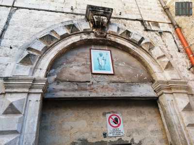 impreziosito da una chiave di volta decorata.
